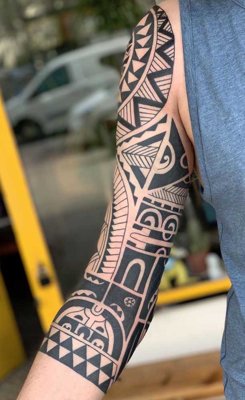  Tatouage maori, polynésien sur le haut du bras d'un homme